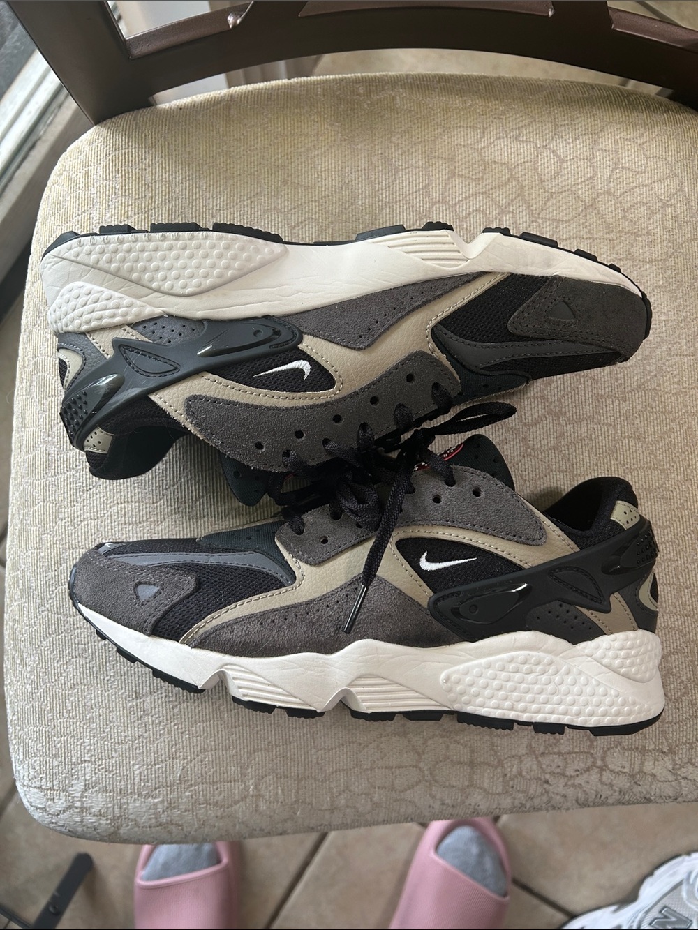 Nike Black and Gray Huarache Sneakers with Red Logo size 7.5 men’s 9.5 women - Picture 3 of 8